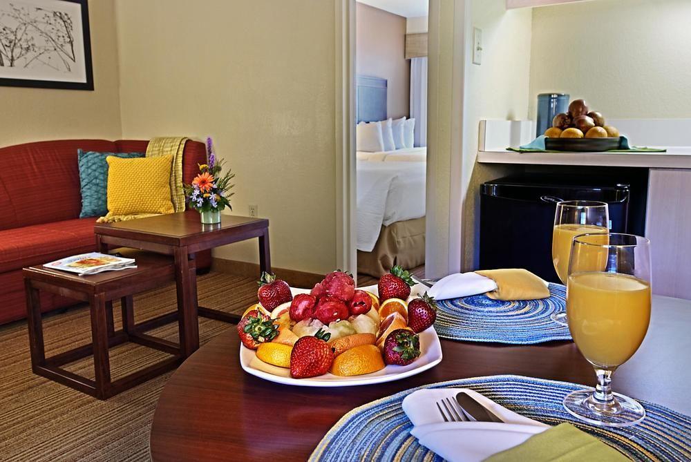 Courtyard By Marriott Orlando Lake Buena Vista At Vista Centre Exterior foto